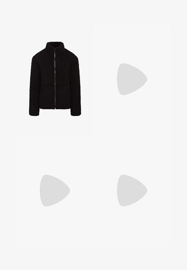 Jaqueta de fleece preta com gola alta, fecho completo à frente e tecido texturizado. Possui mangas longas e um ajuste descontraído. Não tem bolsos visíveis.; T-shirt branca de algodão, com mangas curtas e decote redondo. O texto centralizado diz "BEM-VINDO AO PARAÍSO" numa fonte verde curvada.; Calções pretos com um tecido texturizado, cintura elástica e fecho com um único botão. Projetados para uso casual com um corte reto.; Ténis de couro com um esquema de cores em preto e creme, apresentando detalhes perfurados, um colarinho acolchoado e uma sola texturizada.