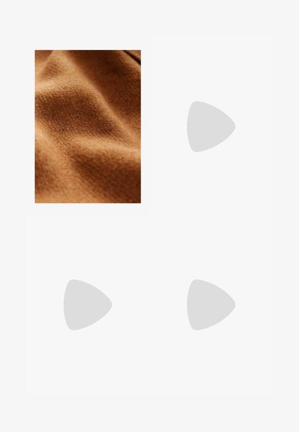 Tessuto di lana marrone con una superficie morbida e strutturata, che mostra ondulazioni e pieghe, mettendo in evidenza il suo calore e spessore.; Maglione a collo alto color crema chiaro, vestibilità oversize, texture a coste, spalle scese e maniche ampie, realizzato in un morbido tessuto a maglia.; Pantaloni neri fino al ginocchio realizzati in tessuto leggero. Vita elastica e texture liscia con un design a gamba dritta. Senza dettagli visibili o motivi.; Sandali platform in suede beige con cinturini larghi e suola spessa. Presentano un cinturino posteriore regolabile e una suola testurizzata per una migliore aderenza.