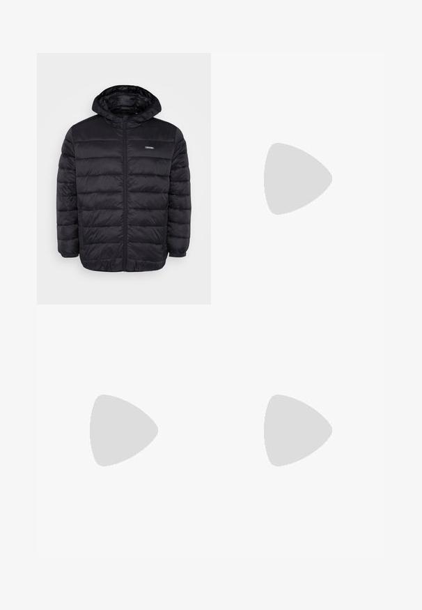 Schwarze gepolsterte Jacke mit Kapuze, ausgestattet mit einem Frontreißverschluss, seitlichen Taschen und einer glatten, glänzenden Stoffoberfläche. Auffälliges gestepptes Design.; Helles blaues Sweatshirt aus Strickstoff, mit rundem Halsausschnitt und gerippten Bündchen und Saum. Einfaches Design mit einer weichen Textur.; Dunkelblaue Jeans im Slim Fit mit subtiler Verwaschung, fünf Taschen und einem Metallknopfverschluss. Genähte Akzente in kontrastierender Farbe.; Schwarze Leinenschuhe mit weißen Schnürsenkeln, weißer Gummisohle und kontrastierenden Nähten. Getragen mit weißen Socken mit schwarzen Streifen.