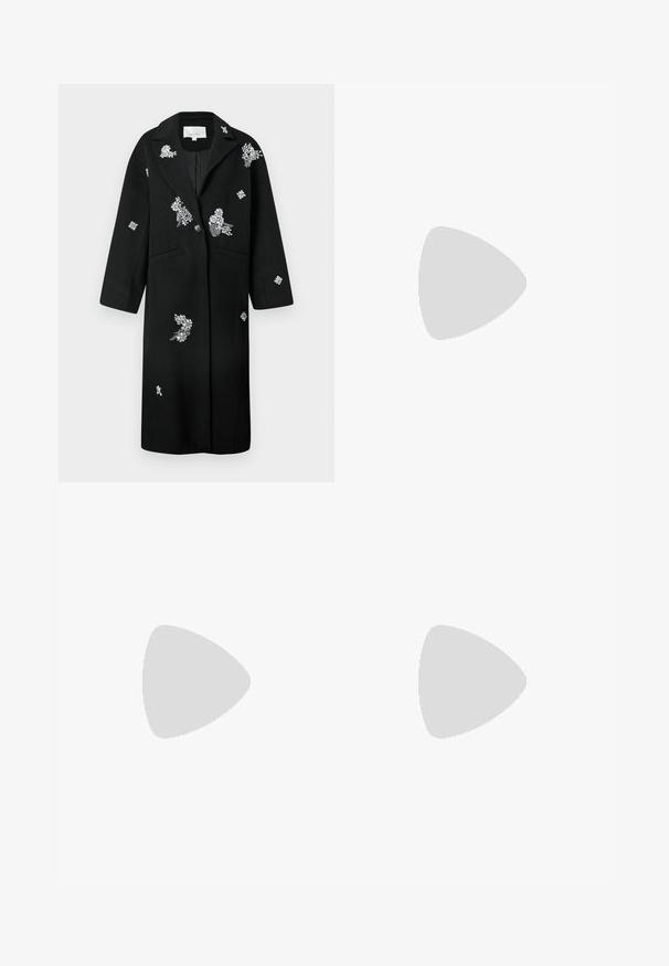 Černý kabát s stříbrným květinovým vyšíváním, strukturovanými klopy, zapínáním na jeden knoflík a dvěma předními kapsami. Hladká tkanina s elegantním střihem.; Černý top s krátkými nafouknutými rukávy z průsvitné látky, kulatým výstřihem a přiléhavým střihem. Měkká textura s hladkým povrchem.; Černé flitrové kalhoty s širokým střihem a elastickým pasem s tkaničkou. Tkanina má odrazivou, lesklou texturu.; Bílé kožené lodičky na vysokém podpatku s špičatou špičkou, kotníkovým páskem a štíhlým jehlovým podpatkem. Hladká textura s mírným lesklým povrchem.