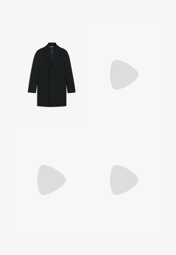 Musta takki, jossa on räätälöity muotoilu, yksirivinen kiinnitys, kolme nappia ja sivutaskut. Sisällä on navy-sininen vetoketjullinen vuori.; Harmaa neulepaita, jossa on pyöreä kaula-aukko ja pitkät hihat. Vasemmassa rintakehässä on pieni keltainen logo. Pehmeä pinta.; Mustat suorat housut napillisella vyötäröllä, vyölenkeillä ja etukaanneksilla, esitelty vaaleaa taustaa vasten.; Navy mokka-kenkä, jossa sileä kangaspintainen yläosa, valkoinen kumipohja ja yksinkertainen nauhakiinnitys. Sivulla on pieni logo.