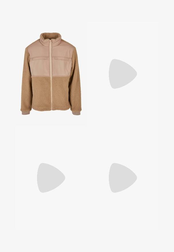 Fleece bunda v béžovej farbe s hladkými hornými panelmi. Kompletný zips, vysoký golier, dve prsné vrecká a texturované telo pre teplo.; Košeľa na gombíky s krátkym rukávom z krémovej bavlny. Obsahuje špicatý golier, jednu náprsné vrecko a jemné detaily šitia.; Čierne nohavice s širokými nohavicami z bavlny s hladkým povrchom, s dvoma prednými vreckami, zapínaním na gombík a rovnom strihom.; Svetlo krémové tenisky s čiernym trojprúžkom, textúrovaným vrchom, okrúhlou špičkou a gumovou podrážkou. Obsahujú šnúrky a branding na boku.