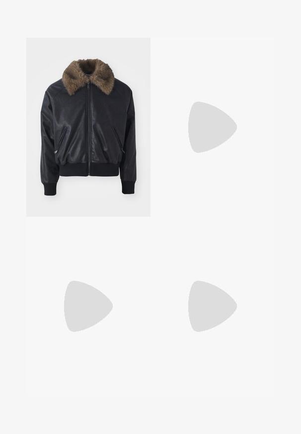 Czarna skórzana kurtka bomber z kołnierzem z sztucznego futra, prążkowanymi mankietami i dołem oraz dwiema przednimi kieszeniami na zamek. Gładka tekstura, elegancki design.; Czarna bluza z kapturem wykonana z tkaniny bogatej w bawełnę, z kieszenią z przodu, kapturem na sznurki i ściągaczami przy mankietach. Prosty i casualowy design.; Czarne spodnie wykonane z gładkiego materiału, z prostą nogawką, dwoma fałdami z przodu oraz standardowym paskiem z wypustkami na pasek.; Czarne skórzane botki za kostkę z teksturowanym wykończeniem, okrągłym noskiem, sznurowanym przodem i masywną gumową podeszwą z bieżnikiem. Pętelka do zakupu z tyłu.; Czarne prostokątne okulary przeciwsłoneczne z ciemnymi soczewkami, gładką plastikową oprawką oraz subtelnym logo na lewej oprawce. Minimalistyczny design.