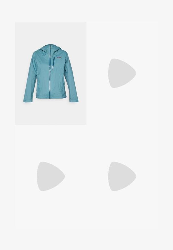 Giacca azzurro chiaro, resistente all'acqua, con cappuccio, zip frontale e due tasche laterali. Tessuto liscio e leggero con un design minimalista.; Maglietta atletica a maniche corte in tessuto reti beige chiaro con scollo rotondo e dettaglio a patta sul davanti. Design aderente ed elastico per il massimo comfort.; Pantaloni cargo beige chiaro con vita elastica, tasche con zip e dettagli a pannello. Realizzati in un tessuto morbido e leggero.; Stivale da trekking nero con design a metà altezza, dotato di una tomaia texturizzata, accenti grigi e suola in gomma resistente con tasselli per la trazione.