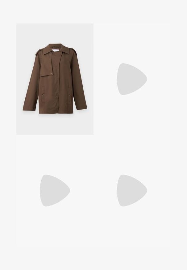 Giacca di cotone marrone con colletto a camicia, spalline, chiusura con bottoni frontale e due tasche applicate in vita.; Cardigan lavorato a maglia beige con maniche lunghe, scollatura rotonda e chiusura con bottoni. Presenta orlo e polsini a coste, con "2ND DAY" ricamato sul davanti.; Top senza maniche grigio a coste con scollatura rotonda e orlo dritto, caratterizzato da un tessuto testurizzato e cuciture sottili sulle spalle.; Jeans ampi neri in denim con vita alta, dotati di tasche frontali, cuciture visibili e finitura pulita. Senza decorazioni o effetti usurati.; Sandali neri con tacco alto che presentano una sottile fascia sulla punta e una striscia posteriore snella. Materiale liscio e lucido con un design minimalista.; Borsa a pochette bianca con un design a trama testurizzata e trapuntata. Presenta una tracolla sottile e removibile e un accento in metallo argentato nella parte anteriore.
