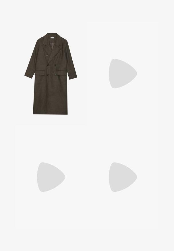 Kaksirivinen pitkä takki tummanruskeasta villaseoksesta, jossa on teräväkaulus, kaksi etutaskua ja mustat napit. Sileä pinta.; Ruskea neulepaita, jossa on pyöreä kaula-aukko, ribbireunat hihoissa ja helmassa. Ominaisuuksiin kuuluu teksturoitu kuvio ja saumattomat raglan-hihat.; Musta housut rentoa istuvuutta, joissa on laskoksia edessä, sivutaskut ja nappisuljenta. Valmistettu teksturoidusta kankaasta.; Valkoiset nahkaiset matalakärkiset lenkkarit, joissa on pyöreä kärki, litteä valkoinen kumipohja ja minimalistinen ommel yksityiskohtana. Nauhat on kiinnitetty kuuden silmukan läpi.