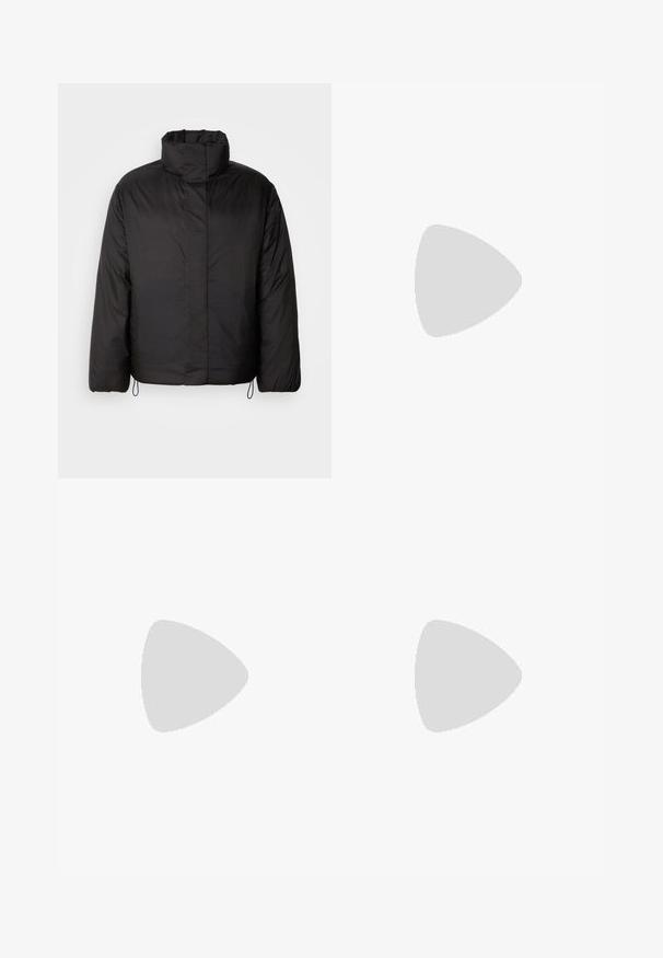 Svart dunjakke med høy krage, glidelås foran, lange ermer og elastiske snorer i kanten. Glatt, lett tekstur.; HUGO DITCHLE - Sweatshirt - natural; Sorte bukser med rette ben, med knappet liv, belteholdere og frontfold, vist mot en enkel hvit bakgrunn.; Svarte lærsneakers med teksturert overdel, polstret krage og rød logodetalj. Har en tykk gummisåle med tydelig mønster.