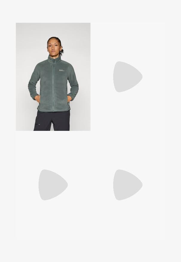 Lichtgewicht, gestructureerde groene fleecejack met een hoge kraag en ritssluiting. Voorzien van zijzakken en een logo op de bovenste linkerborst.; Zwart langsluiting T-shirt van katoen met een ronde hals. Heeft een klein wit logo op de linkerkant van de borst. Eenvoudig ontwerp en pasvorm.; Navyblauwe pantalons met elastische tailleband, in een taps toelopend ontwerp en een lichte glans. Voorzien van zijzakken en een lichte, zachte stoftextuur.; Beige en crème sportschoen met een textuur-mesh bovenwerk, ondersteunende overlays en een rubberen zool met een profielpatroon voor grip.