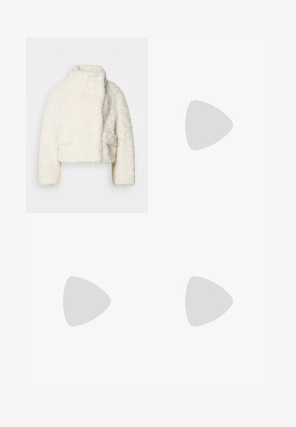 Witte nep-bont cropped jack met een hoge kraag, textuurovervlak en twee voorkantzakken. Heeft een ontspannen pasvorm en zacht materiaal.; Witte gecropte T-shirt, korte brede mouwen, zachte katoenmaterialen, ronde halslijn met subtiele oranje rand, minimalistisch ontwerp, geen patronen of graphics.; Beige flared broek gemaakt van katoen. Heeft twee grote voorkruiden en een metalen knoopsluiting bij de tailleband. Gladde textuur.; Zwarte leren enkellaarzen met een blokhak, voorzien van elastische zijpanelen. Gecombineerd met zwarte broeken met een witte zijstreep.