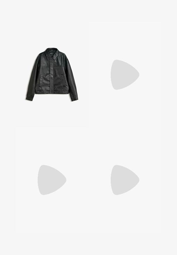 Schwarze Lederjacke mit einem Kragenhals, zwei Fronttaschen und einer glatten Textur. Verfügt über einen geraden Schnitt und ein minimalistisches Design.; Graues, übergroßes T-Shirt aus Baumwolle mit einer ausgewaschenen, abgenutzten Textur. Besteht aus einem auffälligen AC/DC-Logo in einer kontrastierenden hellen Farbe.; Weite Jeans aus verwittertem blauem und braunem Denim. Sie haben eine hohe Taille, Vorderseiten-Taschen und einen klassischen Knopfverschluss mit metallischen Akzenten.; Beige Wildleder-Ankle-Boot mit schwarzem gepolstertem Kragen, goldenen Metallösen, weißen Nähdetalben und einer robusten Gummisohle mit ausgeprägtem Profil.
