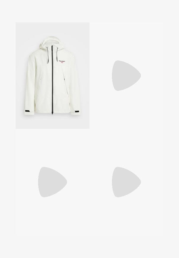 Polo Ralph Lauren POLO SPORT HOODED JACKET UNISEX - Lehká bunda - deckwash white; Olivově zelené bavlněné tričko s kulatým výstřihem, krátkými rukávy a kapsou na levé straně hrudi, která obsahuje malé žluté logo. Hladká textura.; Svetle modré džíny z denimu s vysokým pasem a širokým střihem. Obsahují přední kapsy, jednu zadní kapsu a kovové zapínání na knoflík.; Hnědo-modré kostkované široké kalhoty doplněné bílými botami s černými akcenty a texturovanou podrážkou, umístěné na zeleném pozadí.