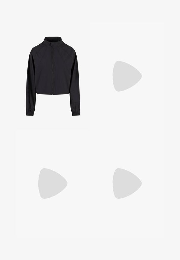 Veste noire cropped en tissu doux, avec un col haut, une fermeture éclair sur le devant et des poignets élastiques ; design minimaliste sans motifs.; Débardeur noir avec une large bretelle unique. Fabriqué en tissu lisse et extensible. Le design présente une silhouette ajustée et une longueur courte.; Leggings de sport noirs avec une taille haute, texture côtelée et un design ajusté. Portés avec des baskets noires.; Baskets noires avec une tige en maillage texturé, semelle en caoutchouc et amorti à air visible. Présente des sangles et des accents perforés pour la respirabilité.