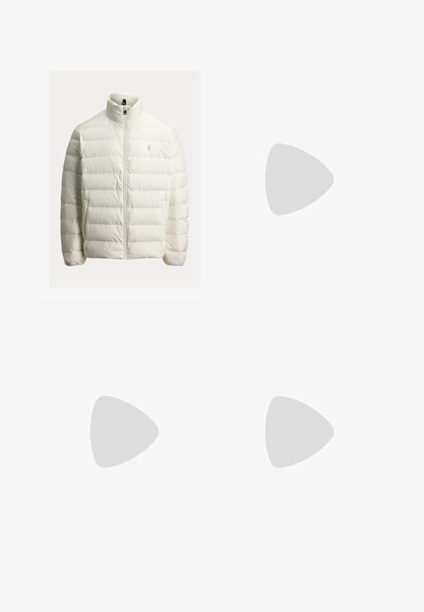 Geacă matlasată albă cu închidere cu fermoar, guler înalt, design matlasat și accent cu logo pe piept. Confecționată dintr-un material neted și ușor.; Pulover maro cu guler cu fermoar. Manșete ribbate, textură moale și un mic logo pe piept. Material din amestec de bumbac.; Chino maro din bumbac cu o textură netedă, design cu picior drept, buzunare frontale și închidere cu nasture. Stil simplu, fără modele sau ornamente.; Sneaker băiețesc din nubuc maro, cu talpă din cauciuc alb, șireturi albe și logo-ul brodat Polo pe lateral.