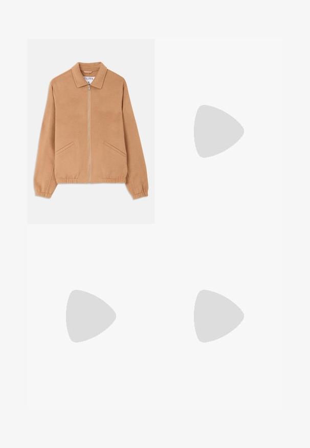 Veste en mélange de laine beige avec un col, fermeture éclair à l'avant et deux poches en biais. Présente une coupe décontractée et des poignets côtelés. Tissu texturé.; T-shirt noir à manches courtes oversize avec un col rond et une étiquette de marque Filippa K visible à l'intérieur du col.; NN.07 KAY - Pantalon classique - off white; Mocassin pour homme en cuir noir avec un petit talon et un design classique à lanière penny, présenté en profil sur fond blanc.