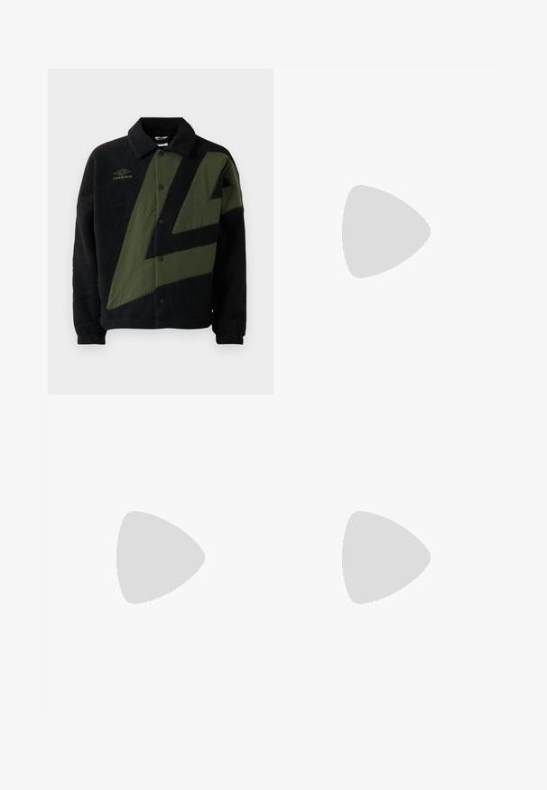 Czarna polarowa kurtka z oliwkowozielonym ukośnym wzorem. Posiada kołnierz i napy. Logo widoczne na klatce piersiowej.; Biała bawełniana koszulka z wysokim dekoltem i krótkimi rękawami. Z przodu znajduje się czarne logo "SAMSØE SAMSØE". Gładka tekstura.; Czarne spodnie o szerokich nogawkach z zapięciem na guziki w pasie i mankietami, prezentowane na jednolitym białym tle.; Czarne buty piłkarskie wykonane z syntetycznej skóry, z teksturowaną cholewką, białymi i niebieskimi akcentami, gumowa podeszwa z korkami dla lepszej przyczepności.