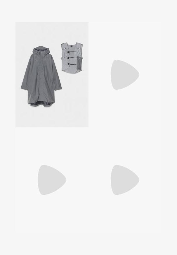 Grå regnfrakke med hætte, lange ærmer og sidelommer. Accompagnieret af en grå ærmeløs vest med knaplukning og lomme detaljer.; Lys grå langærmet top med rund halsudskæring, elastiske manchetter og en struktureret lomme med lynlås på forsiden.; Lysegrå, åndbare stofbukser med elastisk talje, sidelommer og kontrasterende grå piping langs sømmene. Løs pasform.; Hvid løbesko med mesh-overdel, reflekterende detaljer og en polstret sål med dybe spor for godt greb. Elastiske snørebånd medfølger.