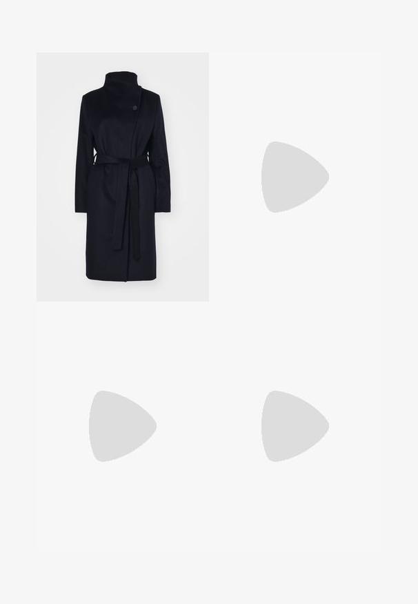 Abrigo de lana azul marino con cuello alto, mangas largas y un cinturón a juego. Presenta un cierre de botón único y una textura suave.; Camisa azul marino con rayas blancas verticales, mangas largas, botones en el frente y cuello de camisa. Presenta un lazo en la cintura para un silueta ajustada.; Pantalones de pierna ancha texturizados en gris con un ajuste entallado, que cuentan con una cintura con pasadores para cinturón y bolsillos laterales, elaborados en una tela pulida.; Bota de cuero negro hasta el tobillo con punta afilada y tacón de bloque de 4 cm. Su diseño elegante incluye una cremallera lateral para facilitar su uso. Textura suave.