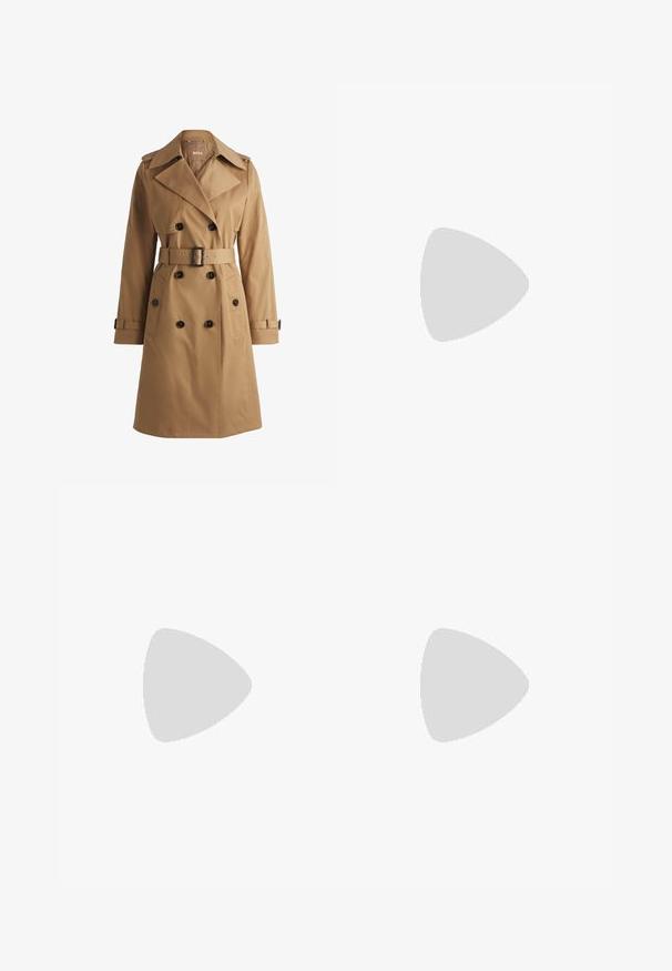 Beige Trenchcoat mit doppelter Knopfleiste, breitem Kragen, tailliertem Schnitt und Schulterklappen. Glattes Material mit Fronttaschen.; Weißes Baumwoll-T-Shirt mit kurzen Ärmeln, Rundhalsausschnitt und einem dezenten gestickten Logo auf der linken Brustseite. Glatte Textur, klassischer Schnitt.; Schwarze, taillierte Hose mit geradem Bein, aus einem glatten Stoff und mit klaren Falten an der Vorderseite. Keine sichtbare Hardware.; Beige Blockabsatzsandalen mit dünnen Riemen und quadrater Spitze. Glattes Material mit minimalem Design, entworfen für einfaches Tragen.
