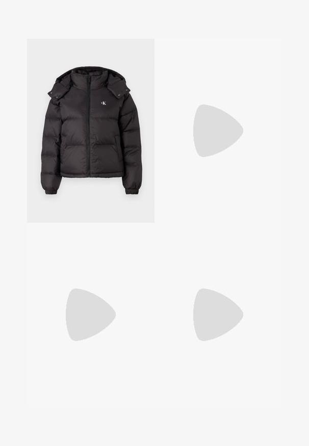 Crna puf jakna s visokim ovratnikom, zatvaranjem na patentni zatvarač i izvezenim logotipom na prsima. Ima elastične manžetne i odvojivu kapuljaču.; Crni sportski grudnjak s kvadratnim izrezom i širokim trakama. Ima teksturirani gornji dio i kontrastni bijeli logo "CALVIN KLEIN" na donjem dijelu.; Bijele široke hlače od laganog materijala, s glatkom teksturom, čistim linijama i visokim strukom.; Crne tenisice s glatkom kožom i panelima od antilopa, ravne vezice, zaobljenim vrhom i bijelim gumeni potplat. Izraziti logo na peti.