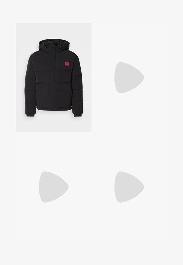 Svart dunjakke med hette, med en rød logo-patch, quiltet mønster, frontlommer og elastiske mansjetter for varme og komfort.; HUGO DULIVE - T-shirts med print - black; Sorte joggebukser laget av myk stoff, med snor i midjen, slim fit, og en rød logo-pute på venstre lår.; EA7 Emporio Armani LACES UNISEX - Joggesko - black/white