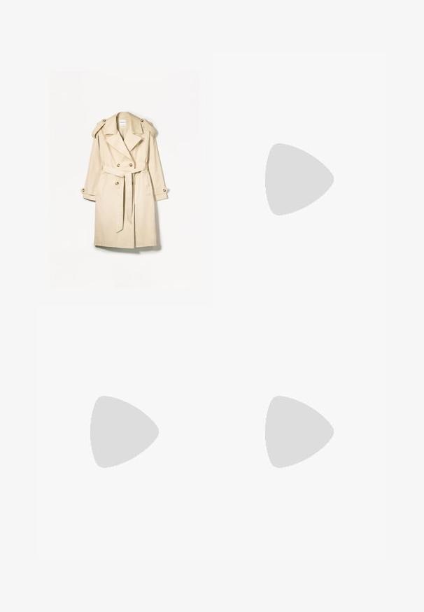 Beige trenchcoat lavet af letvægtsstof; dobbeltbrystet design med store knapper, belagt talje og skulderepauleter.; Gina Tricot CREW NECK - Striktrøje - primrose pink; Hvid kortærmet t-shirt lavet af bomuld. Har en rund halsudskæring og en afslappet pasform. Glat tekstur uden synlige mønstre eller detaljer.; Vide benbukser i en tekstureret lys rosa stof med flad front, subtile plisseringer og et klassisk taljedesign.; Lyserøde ruskinds sneakers med sorte striber, gummisål og struktureret lilla hæl. Har snøredesign og præget branding på siden.