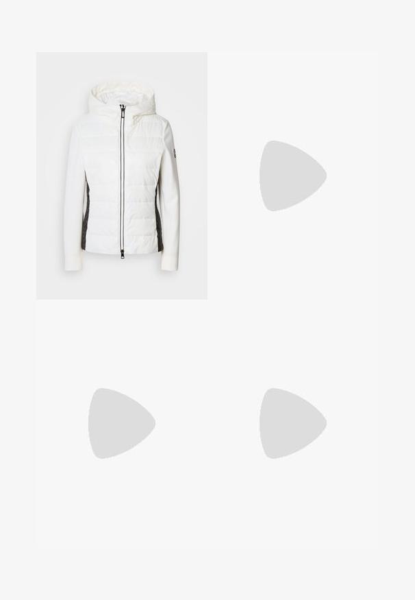 Vadderad vit jacka med huva och svarta sidpaneler, med dragkedja framtill och texturerade tyginslag på sidorna.; Vit bomullst-shirt med rund halsringning och korta ärmar. Har en liten broderad logotyp på vänster bröst. Mjuk textur.; Vita byxor i ljus krämig tyg, med sidofickor, platt fram och en enda knappstängning vid midjan. Slät struktur.; Blå blommönstrad sandalett med fyrkantig tå, bred rem och justerbar vristrem, med en texturerad träklack.