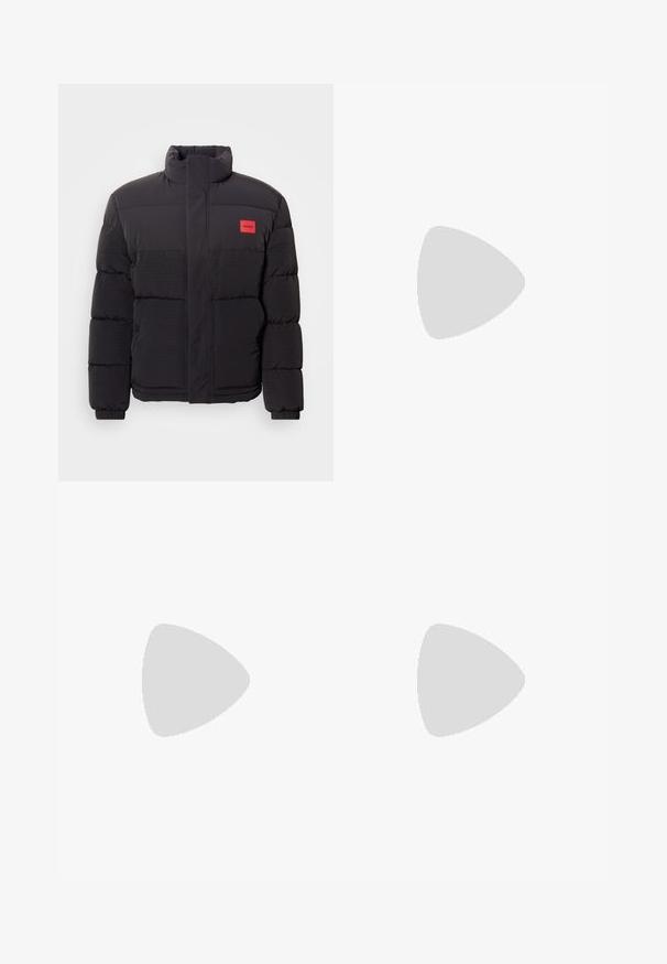 Juodas pūkuotas švarkas su aukštu klausimu, priekinėmis kišenėmis ir raudona "HUGO" logotipo etiketė kairėje krūtinės pusėje.; Šviesiai alyvų spalvos trikotažinė polo marškinėlių su trumpomis rankovėmis, turinčiais lygų apykaklę, tris sagutes ir nertą galą.; Šviesiai mėlyni medvilniniai kelnių su tiesiu kirpimu, priekyje užsegamos mygtuku, su šoninėmis kišenėmis. Lygus paviršius ir minimalūs siuvimo detalės.; BOSS BALTIMORE - Sportbačiai - open blue