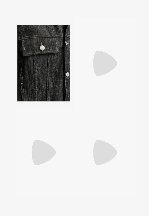 Svart denimjacka med silverdetaljer, kontrasterande beige söm, en bröstficka med klaff och en strukturerad passform.; Mörkblå t-shirt med kort ärm, tillverkad av mjukt material, med en V-hals och två knappdekorationer på ena sidan samt en avslappnad passform.; Vida svarta denimbyxor med vida ben, som har kontrasterande gula sömmar, fem fickor och en knappstängning vid midjan. Hållbart material.; Svart höga sneakers i canvas med vita snören, gummitå, och en kontrasterande vit sula med svarta ränder längs kanten.; Svart duffelväska tillverkad av hållbart material; har dubbla handtag och en justerbar axelrem; minimal design med logodetalj.