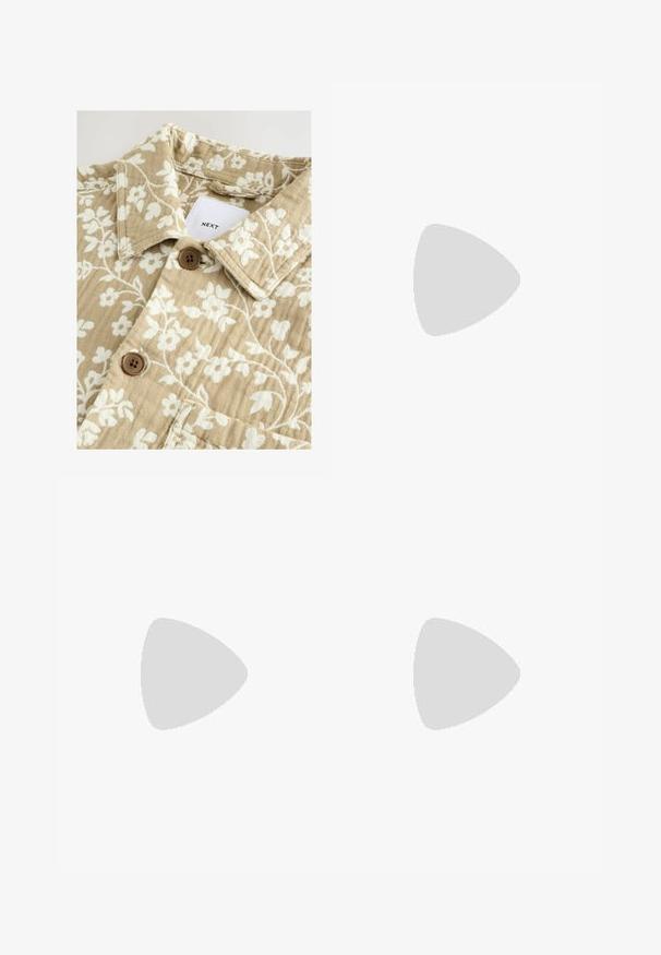 Beige Bluse mit floralem Muster und strukturiertem Finish, mit weißen Blumen, einem Kragen und zwei braunen Knöpfen. Auf dem Etikett steht "NEXT".; Navyblaues Kurzarm-T-Shirt mit Rundhalsausschnitt und dezenten horizontalen Streifen im Stoff. Hergestellt aus einem weichen Material.; Hellbeige Slim-Fit-Jeans mit geradem Bein, fünf Taschen, Knopf- und Reißverschluss, sowie verstärkten Nähten an den Säumen.; Leopardprint-Pantoletten mit einer eleganten Form, aus strukturiertem Material gefertigt, mit niedrigem Absatz und kontrastierenden schwarzen Akzenten.