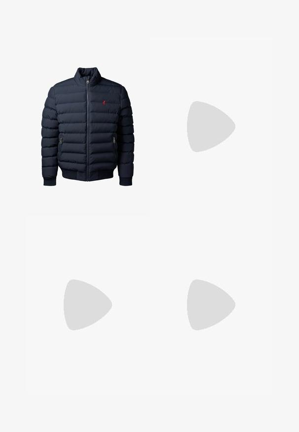 Tumed sinine kootud puff vest, millel on esikülg tõmblukuga, lukuga küljetaskud, soonikkoes mansetid ja rindkeres väike punane tikitud logo.; Valge lühikeste varrukatega T-särk ribakudumises. Ümar kaelus, mugav lõige, nähtavad mustrid ega aksessuaarid puuduvad. Lihtne ja mitmekesine disain.; Bežid ribastest laiade jalgadega püksid elastse vöökohaga. Omavad vertikaalseid triibusid ja pehmet, tekstuurset kangast.; Valged libisemiskindlad tossud tekstuuriga pinnaga, paksu tallaga ja minimalistikus disainis. Küljel on brändi logo.