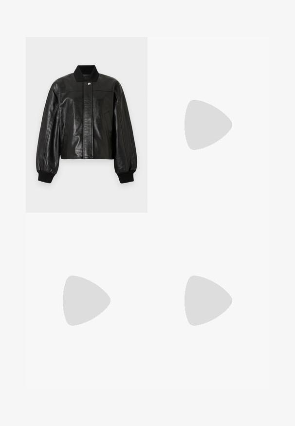 Jachetă bomber din piele neagră, cu guler striat, închidere cu fermoar și două buzunare frontale. Dispune de umeri căptușiți și manșete striate.; Tricou din bumbac negru cu guler rotund și mâneci scurte. Are o etichetă albă pe față cu numere imprimate și un logo circular.; Pantaloni largi maro, cu talie elastică și pliu frontal subtil, expuși plat pe un fundal alb.; Botină neagră din piele cu vârf ascuțit, toc subțire de tip stiletto și textură netedă. Design minimalist fără hardware sau accente vizibile.