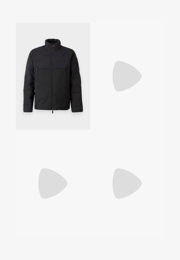 Jachetă puffer neagră cu guler înalt, fermoar frontal și buzunare laterale. Are o textură fină și panouri de țesătură contrastante.; Tricou negru din bumbac, cu mâneci scurte, guler rotund și un mic eticheta cu logo pe față, având simboluri de îngrijire în alb.; EA7 Emporio Armani TRAIN VISIBILITY  - Pantaloni scurți - black/cream; Sneaker alb cu accente din suede, vârf rotund, șireturi plate și o talpă din cauciuc crem. Are un logo verde pe călcâie.