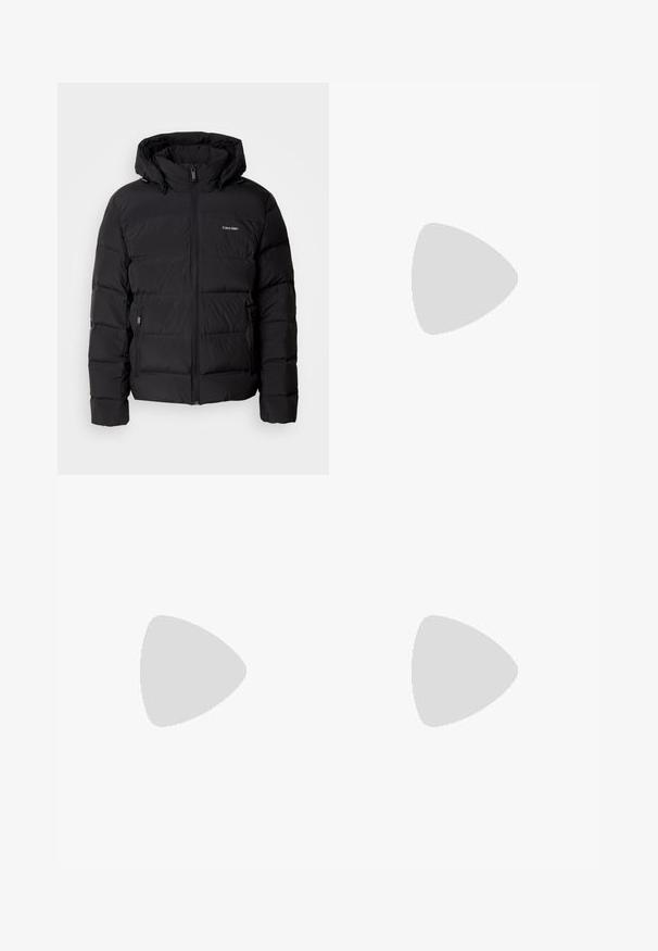 Juodas pūkinis švarkas su užtrauktuku priekyje ir reguliuojama kapisonu. Turi siuvinėtus panelius, dvi šonines kišenes ir mažą logotipą krūtinėje.; Juodasis be rankovių marškinėlis, pagamintas iš riboto medvilnės, turintis apvalų iškirpimą ir mažą logotipo akcentą šalia krašto. Paprastas ir klasikinis dizainas.; Juodos džinsinės kelnės su plačiu kojų dizainu, turinčios penkias kišenes ir metalinius sagčių akcentus. Lygus paviršius, be matomų raštų.; Juodos odinės supjamintus batelius su apvaliu pirštu, siuvinėtu akcentu ir juodu guminiu padu. Lygus tekstūra su minimalistišku dizainu.