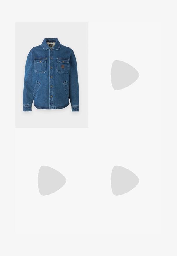 Blå denimjakke med to knappede brystlommer, sidelommer, krage og metallsnapper foran.; Hvit langermet skjorte laget av glatt stoff, med spiss krage, frontlukk med knapper og en-knaps mansjetter.; Brune bomullsbukser med rett ben, frontlommer og metallknapplukking. Har en jevn tekstur og minimalt design.; Brune semskede loafers med lav profil og rund tå. Har en dekorativ rem over vristen, flad gummisål og ingen synlige søm.