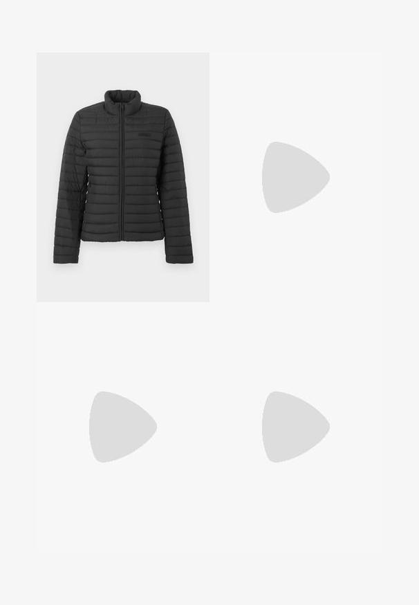 Chaqueta negra acolchada con mangas largas, cuello alto y cierre frontal de cremallera, exhibida sobre un fondo claro y liso.; Suéter acanalado verde claro con cuello redondo, mangas largas y un cierre diagonal con botones de tono dorado. Textura suave.; Jeans acampanados de color azul oscuro, fabricados en denim, con una cintura alta, cierre de cremallera y botón, y cinco bolsillos con un ligero efecto de desgastado.; Zapatos de tacón burgundy con parte trasera descubierta, punta afilada, detalles recortados en los laterales y tacón en bloque de altura media. Acabado en piel suave.