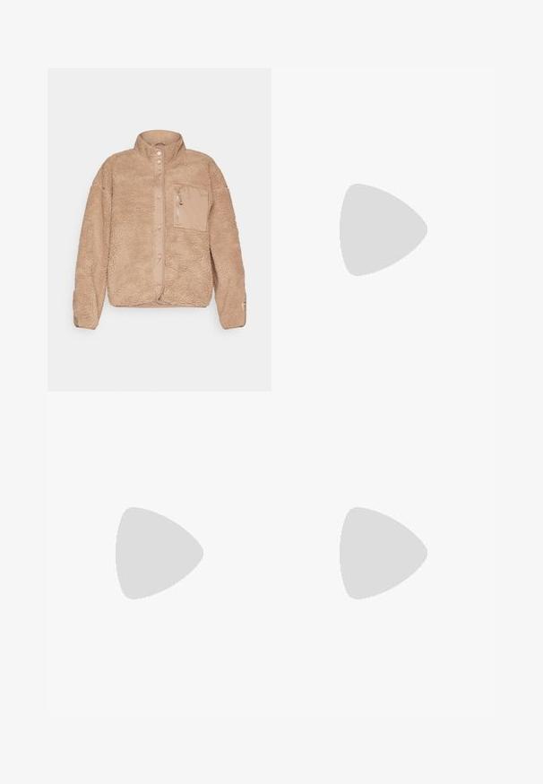 Chaqueta de forro polar beige con cuello alto, que cuenta con un bolsillo frontal con cremallera y cierre de botones a presión. Superficie texturada con un acabado suave.; Sudadera blanca con cremallera fabricada en tejido suave, con capucha, puños de canalé y un pequeño logo en la manga izquierda. Textura suave con un ajuste relajado.; Sujetador deportivo negro con tirantes anchos, diseño de escote en V, tela texturizada y detalle del logo en el dobladillo. Acabado suave, estilo minimalista.; Pantalones de chándal beige claro, fabricados en un tejido suave, con cintura elástica y cordón, bolsillos laterales y tobillos ajustados.; Zapatilla de piel blanca con acentos de ante beige, caja de puntera perforada, cordones planos y suela texturizada en color crema. Cuenta con un branding sutil en el talón.