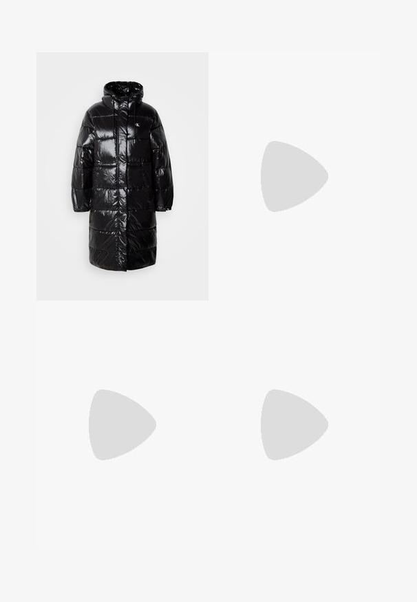 Manteau d'hiver noir en duvet avec un extérieur brillant, une capuche et des poches avant. Il présente un design matelassé et une étiquette de logo sur le côté supérieur gauche de la poitrine.; Pull en maille beige à col roulé avec un col côtelé, des manches larges et un ourlet court. Texture douce et coupe décontractée.; Pantalons larges blancs en tissu léger, présentant une texture lisse, des lignes épurées et une taille haute.; Mocassins en cuir noir avec un bout arrondi, une semelle épaisse et texturée, et des détails de couture minimalistes. Design épuré sans lacets ni métal visibles.