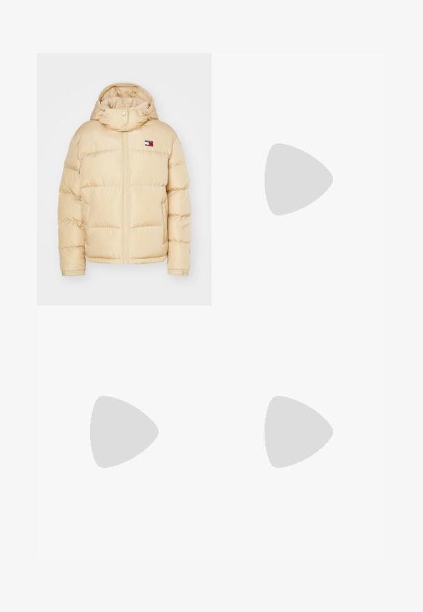 Beige pufferjakke med glidelås foran, elastiske mansjetter og hette. Har et lite logo-merke med røde, hvite og blå striper på brystet.; Hvit bomulls T-skjorte med rund hals, korte ermer og subtilt gult logodesign som leser "HILFIGER NEW YORK 1985." Standard passform.; Mørkeblå slim jeans med frontlommer, beltesløyfer og knappelukking på en enkel lys bakgrunn.; Kremfargede lær Chelsea-støvler med tykk svart såle og elastisk svart sidepanel mot en hvit bakgrunn.