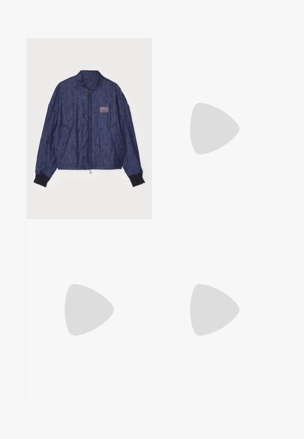 Džínová bomber bunda v tmavě modré barvě s texturovaným stehem, žebrovanými manžetami, předním zipem a bočními kapsami. Obsahuje malou nášivku s logem.; Bílá bavlněná trička s krátkým rukávem, kulatým výstřihem a malým šedým logem na levé části hrudi. Hladká textura.; NN.07 KAY - Kalhoty - off white; Černé pletené nazouvací boty s hladkým koženým akcentem na svršku, kulatou špičkou a nízkoprofilovou gumovou podrážkou.