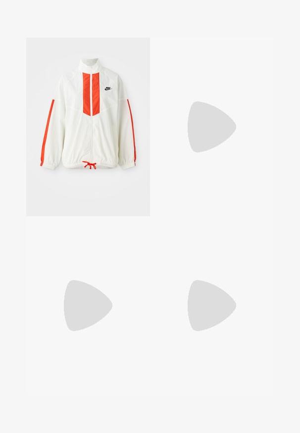 Witte windbreaker jas met rode verticale strepen en een trekkoord aan de onderkant. Voorzien van een opstaande kraag en een ritssluiting aan de voorkant. Nike-logo op de borst.; Witte katoenen T-shirt met een oranje bloemen Jumpman-logo in het midden gedrukt. Ronde hals en korte mouwen.; Witte wijde broek met een elastische tailleband, voorzien van rode zijpanelen en een klein zwart logo aan de linkerkant. Gestructureerde stof.; Witte sportieve schoenen met een gestructureerde bovenkant, verstelbare klittenbandsluiting, ronde neus en een stevige zool met een opvallend profiel.; Zwarte mesh tas met een zachte, gestructureerde oppervlakte en ronde vorm. Voorzien van twee handvaten en een ruime binnenkant. Lichtgewicht en ademend ontwerp.