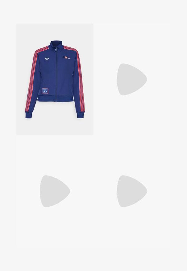 Marinefarbener Zip-Up-Jacke mit roten gestreiften Akzenten, mit Adidas-Logo und Arsenal-Emblem. Weiches Material und gerippte Bündchen und Saum.; Weißes Baumwoll-T-Shirt mit V-Ausschnitt, kurzen Ärmeln und schwarzem Adidas-Logo auf der linken Brustseite. Glatte Textur, klassische Passform.; Blaue Sweatpants mit roten Seitenstreifen, elastischem Bund mit Kordelzug, gerippten Bündchen und bestickten Logos an den Seiten.; Schwarze Leder-Schnürstiefelette mit dickem, profiliertem Sohlen und gelben Nähten, aufgehängt vor einem gelben, kreisförmigen Hintergrund.