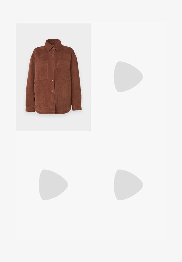 Bruine corduroy overhemdjacket met twee voorzakken, knoopsluiting en een kraaghals. Kenmerkt zich door een verticale ribbelstructuur en een relaxte pasvorm.; Olijfgroene geribbelde longsleeve top met een ruches mock neck en schouderaccenten, gemaakt van rekbare stof voor een aangesloten silhouet.; Lichtblauwe flared jeans van denim, met een hoge taille, vijf zakken en een subtiele gradient vervaging naar de zoom toe.; Zwarte leren platform instappers met een ronde neus en brede band over de voet. Kenmerken zijn een chunky, vierkante hak en een gladde textuur.; Zwarte leren clutch met een klep en een gouden metalen sluiting. Inclusief een zwarte schouderband en een slank, minimalistisch ontwerp.; Gouden creolen met een gladde, glanzende afwerking. Circulaire vormgeving met een kleine post en een doorzichtige achterkant voor een veilige draagervaring.