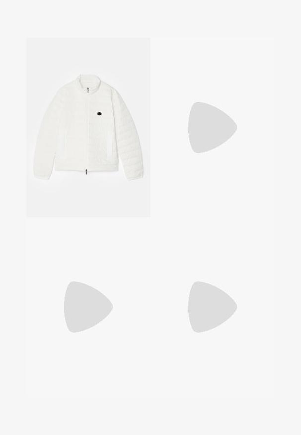 Weiß gesteppte Jacke mit hohem Kragen, Frontreißverschluss, zwei seitlichen Taschen und einem kleinen schwarzen Hexagon-Logo auf der Brust. Glatte Textur.; Schwarzes Baumwoll-T-Shirt mit Rundhalsausschnitt, kurzen Ärmeln und weißem Logodruck auf der linken Brust. Einfaches, einfarbiges Design.; Beige Baumwollshorts mit elastischem Bund und Kordelzug. Ausgestattet mit strukturiertem Stoff mit glatter Oberfläche und quadratischen Metallakzenten an den Bindebändern.; Marineblaue Wildleder Low-Top Sneaker mit weißer Sohle, marineblauen Schnürsenkeln und goldenem "Filling Pieces" Logo an der Seite.