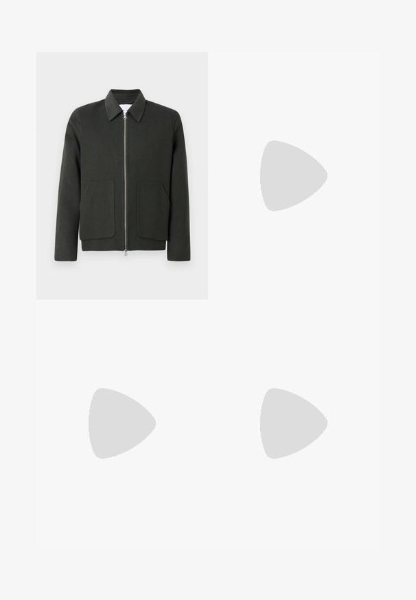 Mørkegrønn ullblandingsjakke med krage, frontglidelås og to store påsydde lommer. Enkelt design med myk tekstur.; Lysegrønn t-skjorte med kort erme og rund halskjering, laget av glatt bomullsstoff. Enkel design uten mønstre eller detaljer.; Svart vide buks med knappet midjebånd og oppbrettede nederkant, vist mot en enkel hvit bakgrunn.; Sorte sneakers laget av glatt lær med en polstret såle. Funksjoner inkluderer flate snøringer, perforeringer på tåpartiet, og en elegant silhuett.