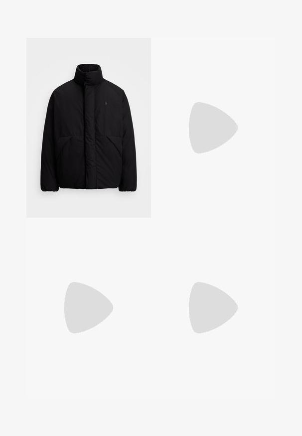 Casaco puffer preto com colarinho alto, apresentando um design minimalista, dois bolsos frontais e um pequeno logótipo no peito. Textura suave.; Polo Ralph Lauren Big & Tall JERSEY V-NECK T-SHIRT - T-shirt básica - adirondack berry; Calças pretas de corte descontraído com cintura elástica, cordão e bolsos frontais. Feitas de um tecido suave e leve.; Sapatilha de couro azul-marinho com bico arredondado, atacadores planos e sola texturizada; possui logotipo na lingueta, contrastando com uma sola de cor bege.