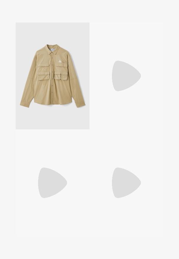 Khaki Knopf-Down-Hemd mit langen Ärmeln, zwei Fronttaschen und einem dreieckigen Logo-Aufnäher. Aus leichtem Stoff mit glatter Textur gefertigt.; Beige Baumwoll-T-Shirt mit kurzen Ärmeln, Rundhalsausschnitt und einem kleinen, dreieckigen Logo in Weiß auf der linken Brust.; Helle khakifarbene, leichte Hose mit elastischem Bund und Kordelzug. Sie hat Seitentaschen und ein dreieckiges Logo oberhalb des Oberschenkels.; Weiße Sportschuhe mit strukturierten Überzügen, einer dicken Sohle und grauen Akzenten. Tragen mit weißen Crew-Socken und grünen Shorts auf einer blauen Oberfläche.