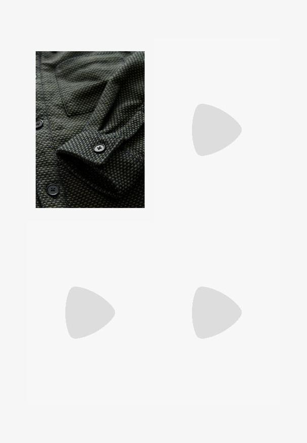 Textureret mørkegrøn stof med lille ternet mønster, der har en foldet ærme og sorte knapper. Bemærkelsesværdig syning.; Sæt af otte rundhalsede t-shirts i forskellige farver: teal, brun, beige, lyseblå, lyserød, grå og lavendel, lavet af glat stof.; Pier One Chino - black; Sorte læder loafers med en glat finish, der har et syet design og et dekorativt metal kædeaccent hen over vamps. Flad hæl.