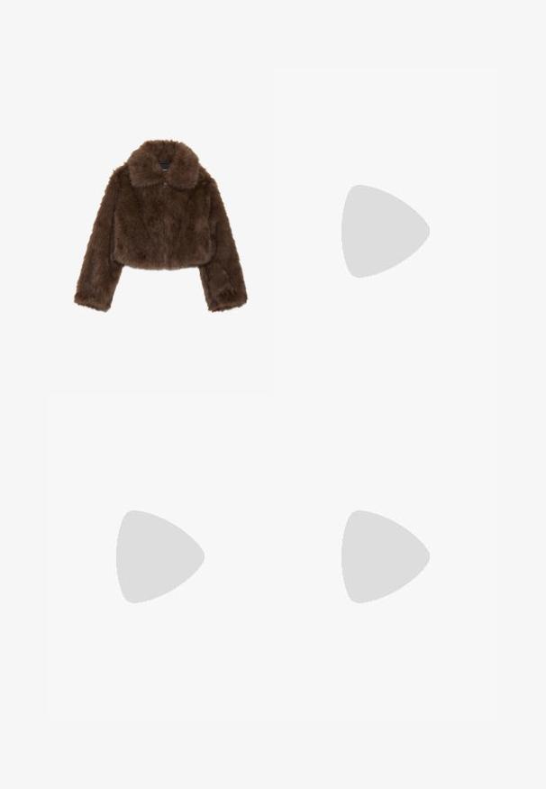 Chaqueta corta de piel sintética marrón con un amplio cuello, cierre frontal de cremallera y mangas largas. Textura suave con un aspecto esponjoso.; Camiseta marrón de canalé con manga corta y dobladillo festoneado. Fabricada en un material suave, presenta un cuello redondo y un diseño ajustado.; Pantalones de ante marrón con campana que presentan una cintura alta, bolsillos delanteros y traseros, y una textura suave. Diseñados para un ajuste relajado a lo largo de la pierna.; Botín burdeos brillante hasta el tobillo con un tacón negro grueso, que presenta una textura suave y un diseño sencillo. Sin cierres ni patrones visibles.