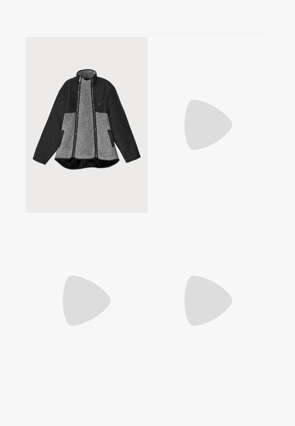 Melnā un pelēkā jaka ar fleece materiālu ķermenī un gludu virsmu. Aprīkota ar augstu apkakli, rāvējslēdzēju un sānu kabatām.; Won Hundred CREED - Tops - black; Melni augstās jostas džinsi ar vaļīgu, platu kāju dizainu. Izgatavoti no denima, ar smalku izbalējumu un priekšējām un aizmugurējām kabatām.; Melni zamšaini sporta apavi ar baltām gumijas zolēm, ar noapaļotu purngalu un auklām, valkāti ar pelēkiem piegrieztiem biksēm.