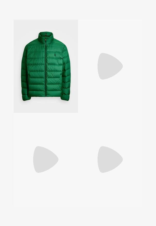 Zeleni puffer jakna s visokim ovratnikom, prednjim zatvaračem i horizontalnim k quiltingom. Ima mali logo na lijevoj strani prsnog koša. Mekani, sjajni materijal.; Muška bijela polo majica s kratkim rukavima, ovratnikom, s dva gumba i suptilnom logotipom na unutarnjem dijelu ovratnika.; Svjetlozelene kratke hlače od glatkog materijala, s kopčanjem na dugme, petljama za remen i bočnim džepovima. Jednostavan dizajn s ušivenim detaljima.; Bijele atletske tenisice s crnim prugama, s teksturiranom gumenom potplatom, glatkim kožnim gornjim dijelom i jastučićem oko gležnja za potporu.